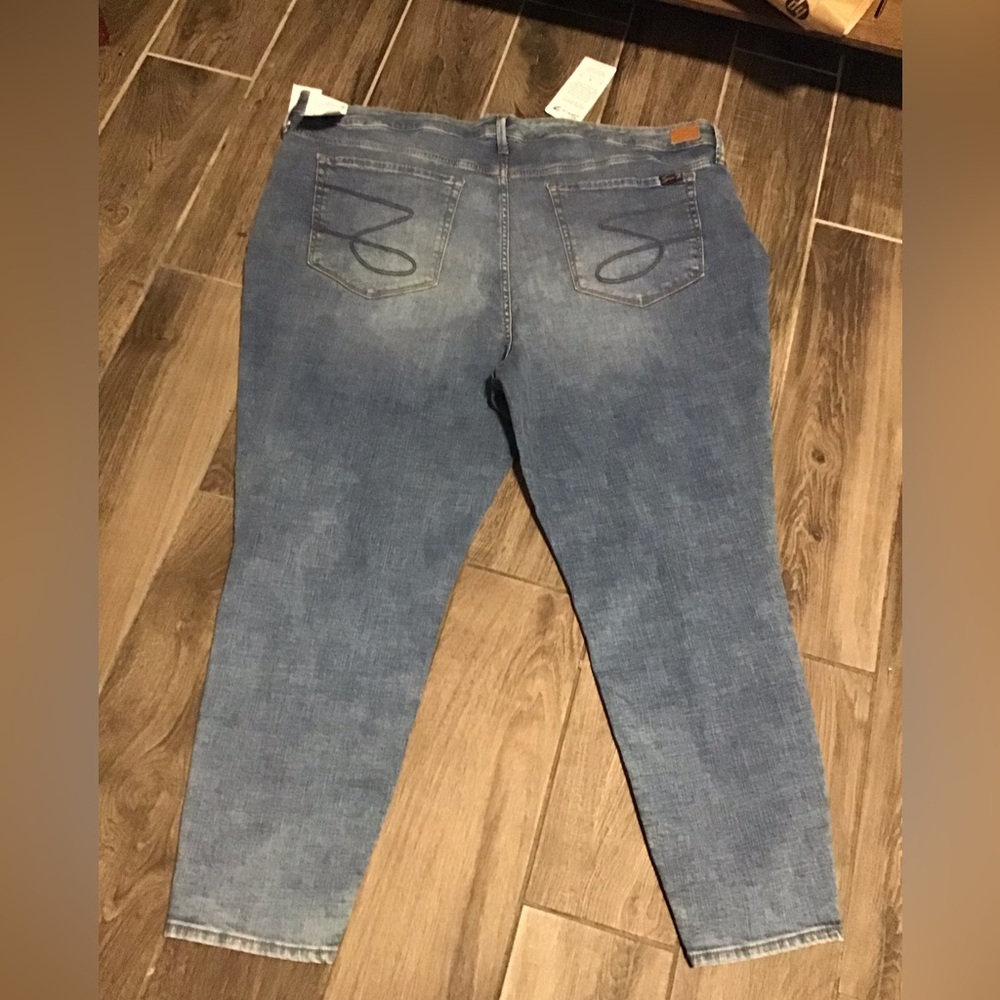 NWT!  7 For All Mankind Light Blue Denim Jeans with Copper Button - Picture 3 of 7